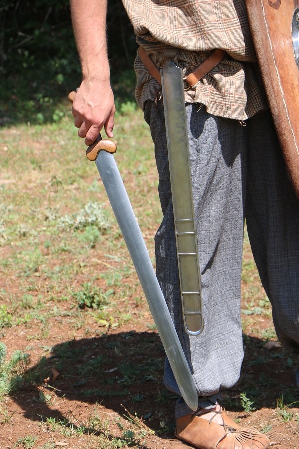 épée gauloise celte fourreau à échelle en fer Alésia