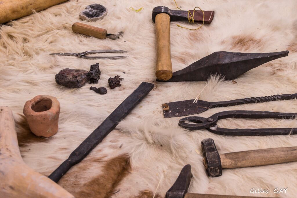 Fer minerai lingot barre gaulois forge marteau